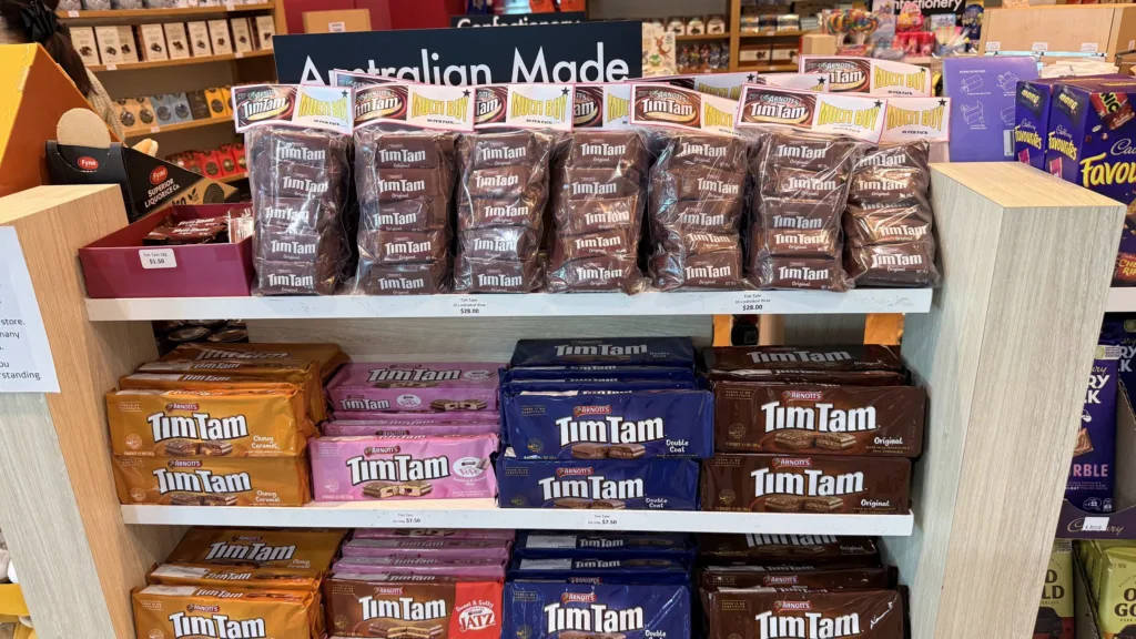 ケアンズ国際空港　お土産　Tim Tam