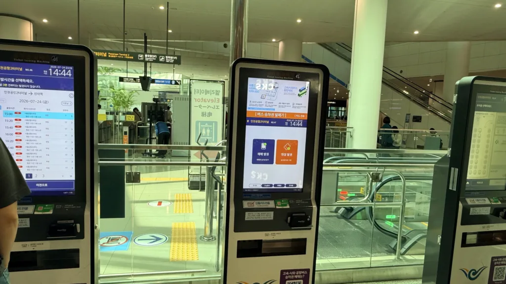 仁川国際空港第2ターミナルのバスチケット自動券売機。日本語表示も可能。