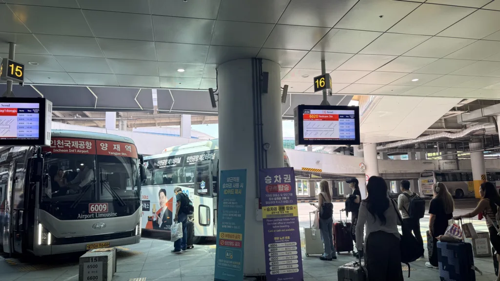 仁川空港第2ターミナルの16番バス乗り場。6020番バスが停車中。