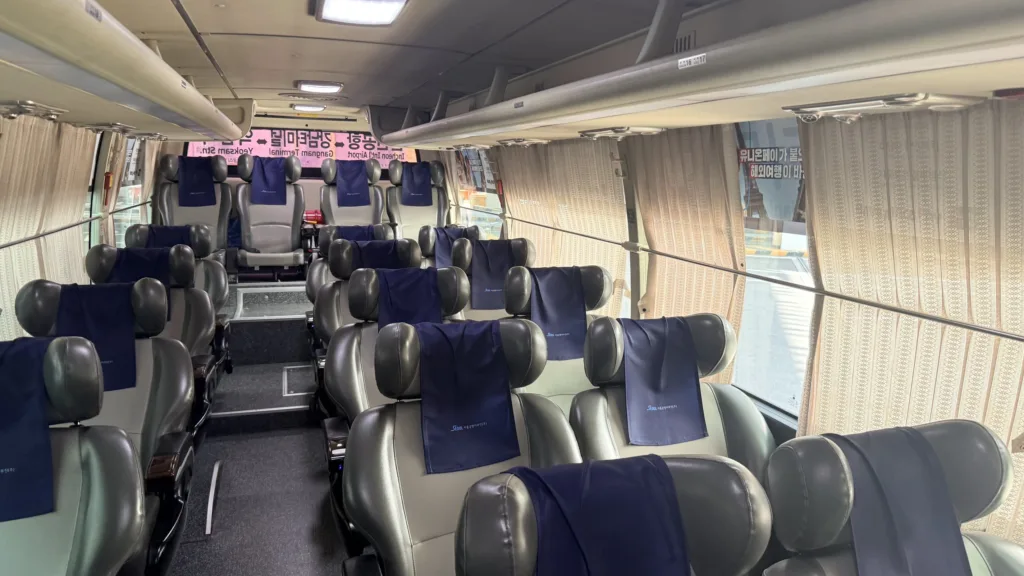 ソウル空港リムジンバスの広々とした車内。横3列のリクライニングシート。