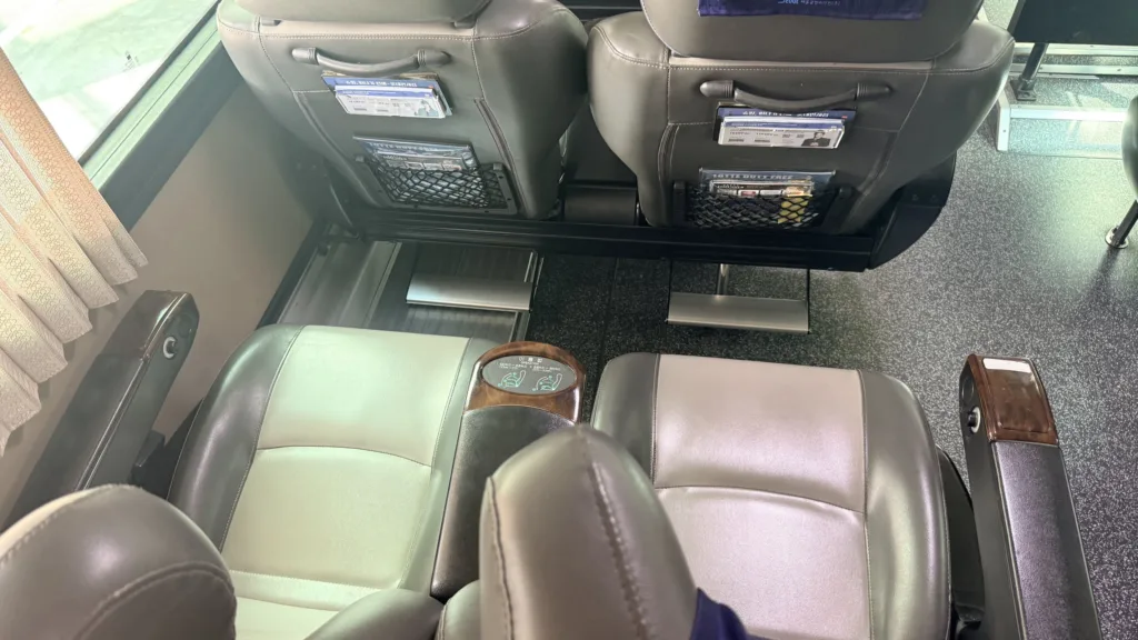 ソウル空港リムジンバスの広々とした車内。横3列のリクライニングシート。