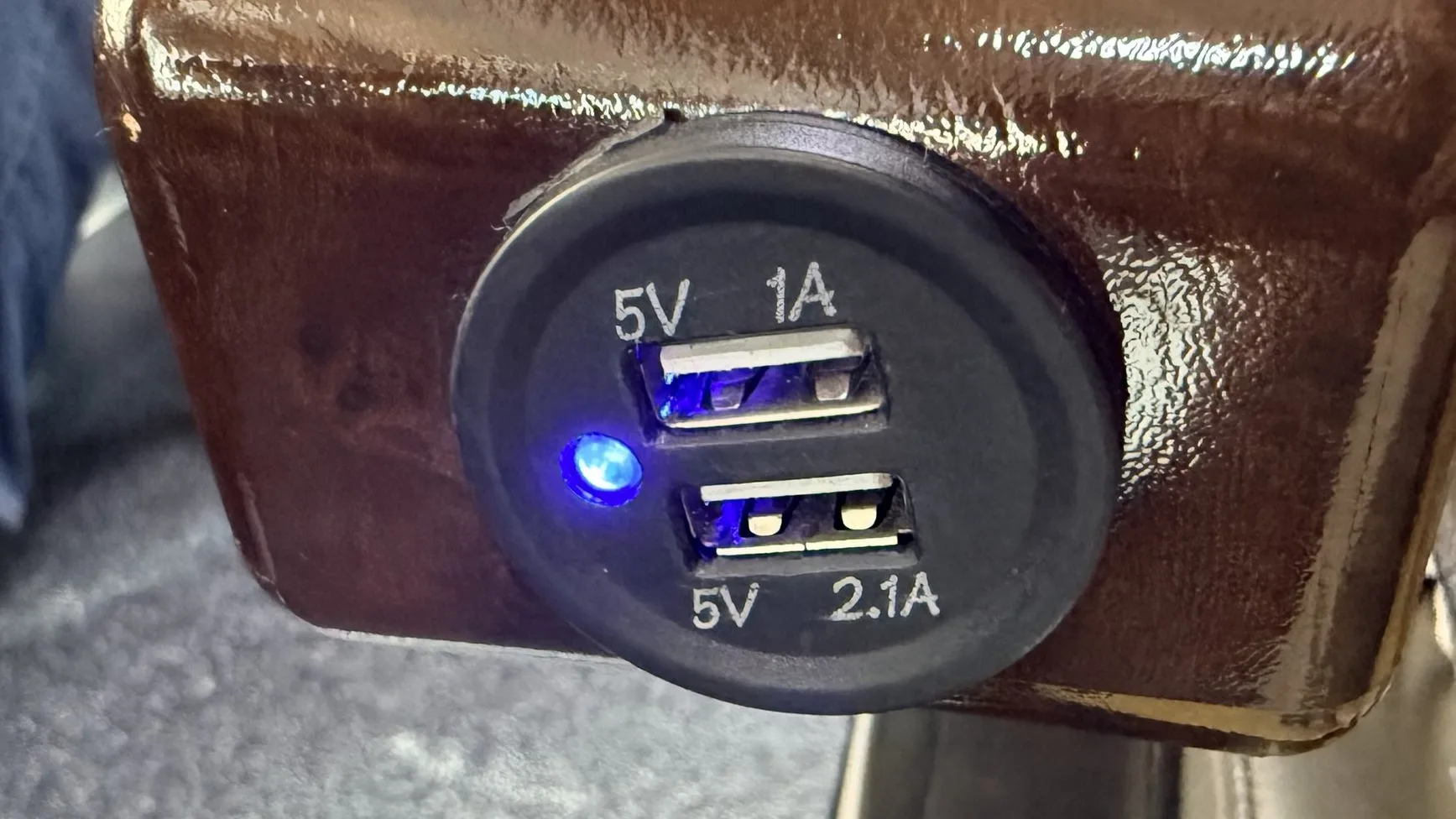 空港リムジンバスの座席にあるUSB Type-A充電ポート。