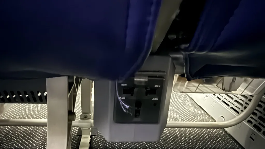 ユナイテッド航空 UA849 充電